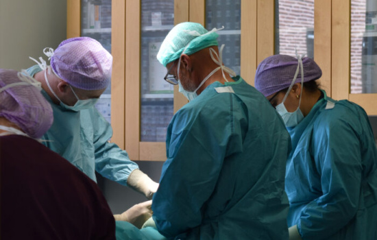 läkare och sjuksköterskor vid operation av patient
