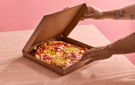 pizza i kartong öppnas