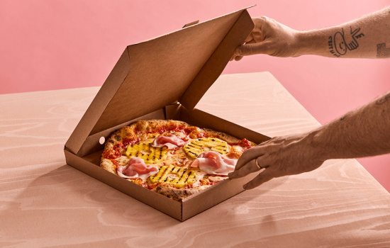 pizza i kartong öppnas
