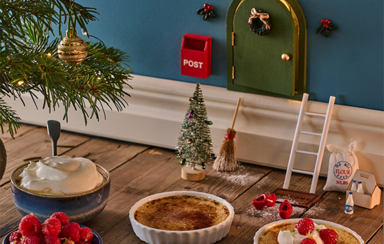 julgran julmat och liten dörr i golvlisten