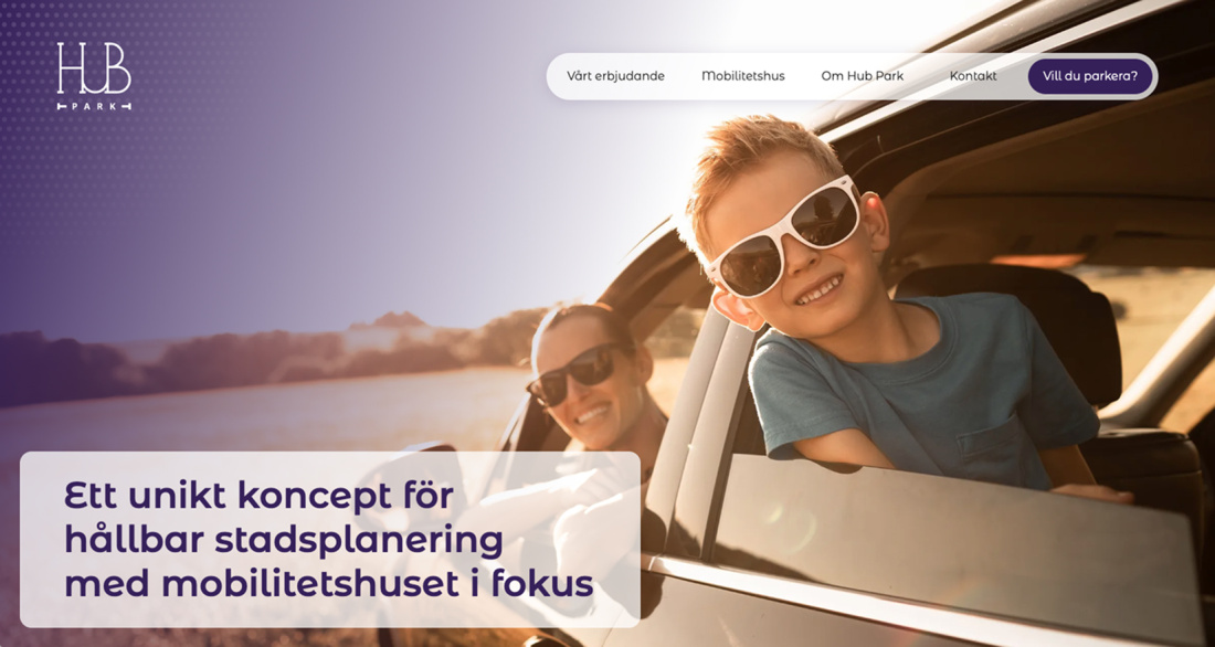 en pojke och en kvinna som sitter i en bil parkerad på en äng